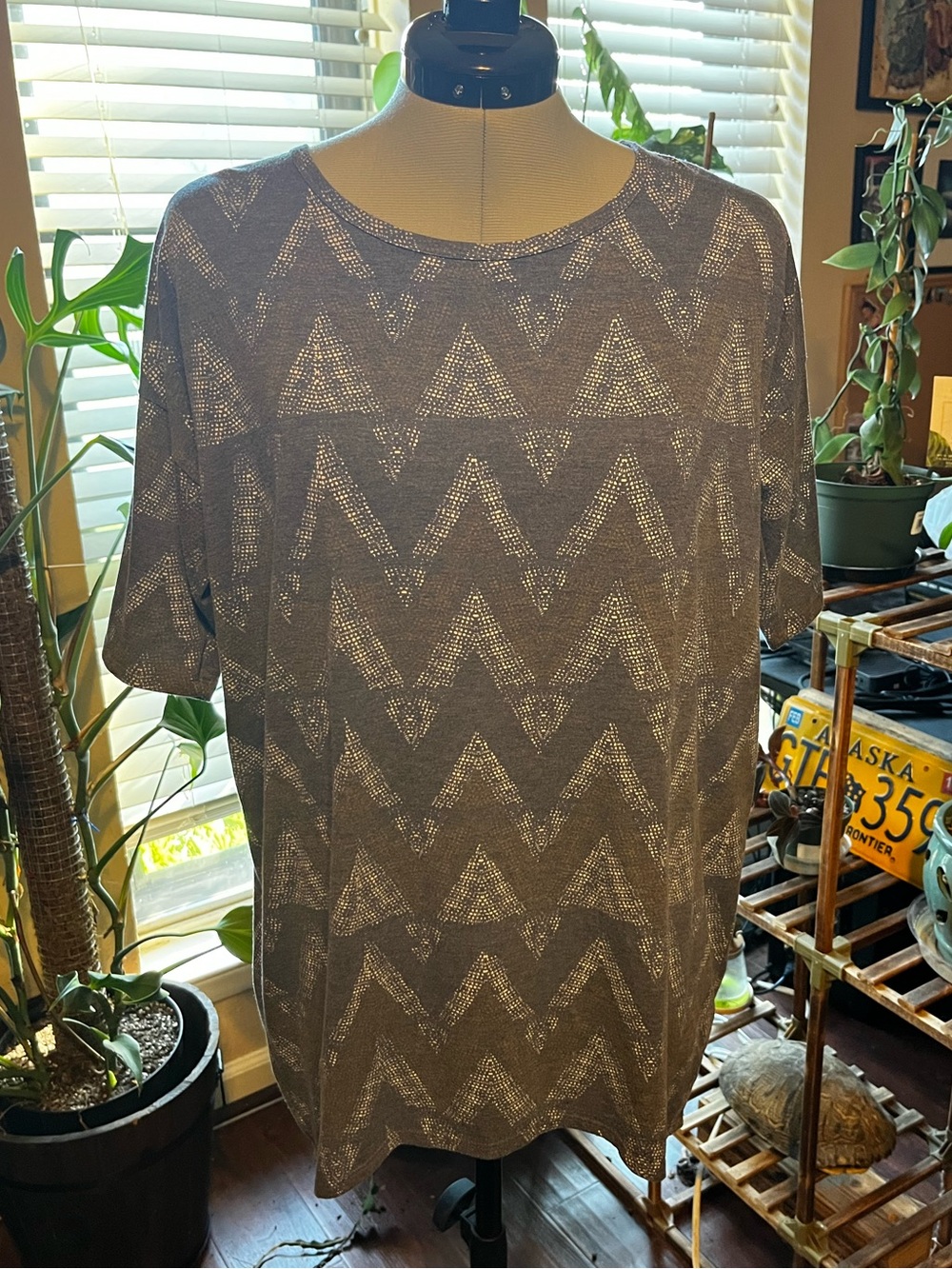 LuLaRoe Gray Chevron Short Sleeve Tee